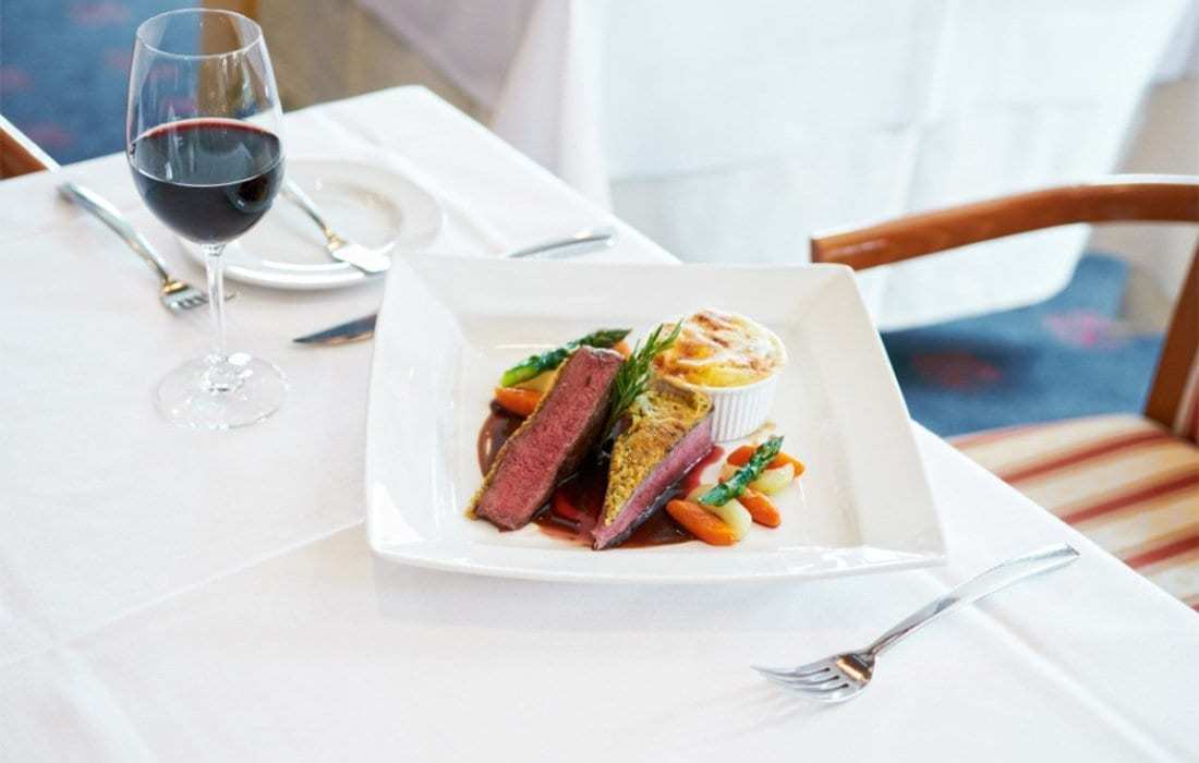 Rinderlende mit Kräuterkruste aus Restaurant Hallnberg