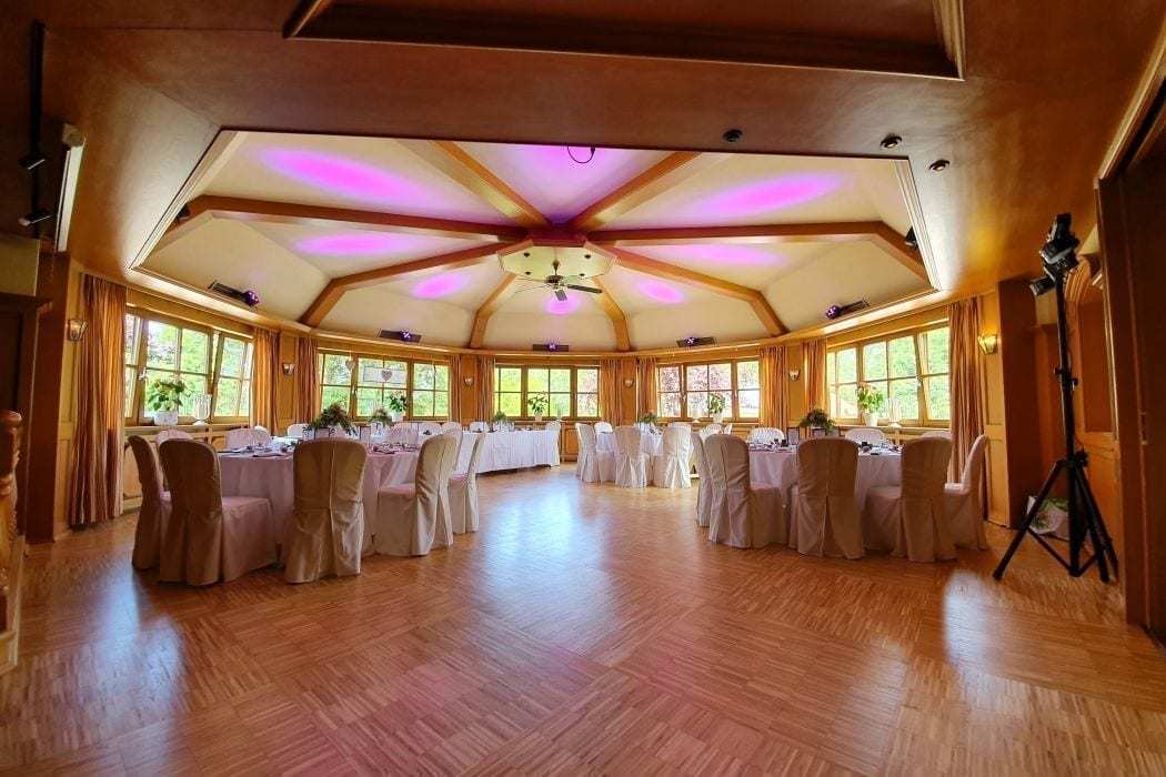 Landhotel Hallnberg Hochzeitssaal München runde Tische Tanzfläche