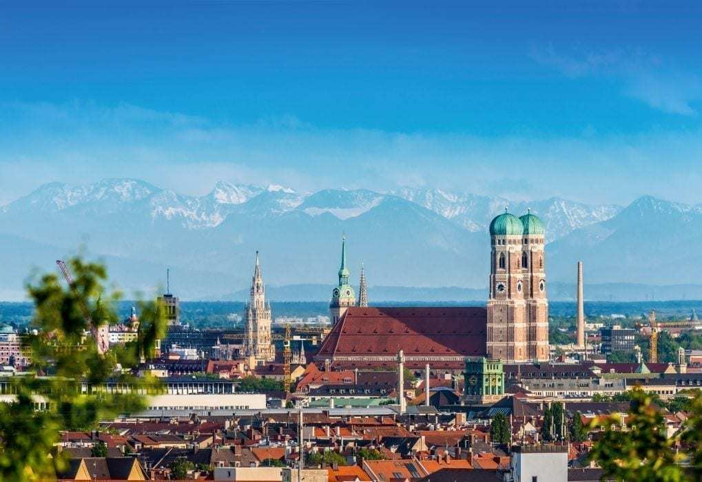 blick über münchen mit der frauenkirche