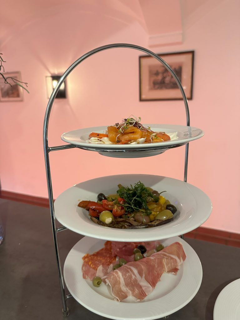 Italienische Vorspeisen serviert auf der Etagere - GEmüse, Schinken, Tomate Mozzarella