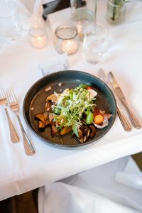 Antipasti Vorspeisenvariation mit Rucola, gegrilltem Gemüse und Rohschinken – sommerliche Vorspeise