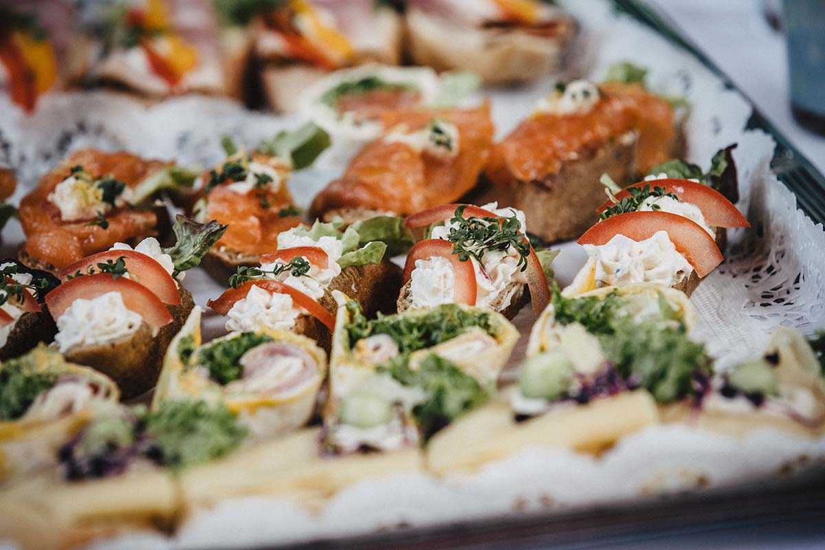 Canapés zum Empfang bei der Hochzeit – vielfältige Häppchen auf Platten angerichtet