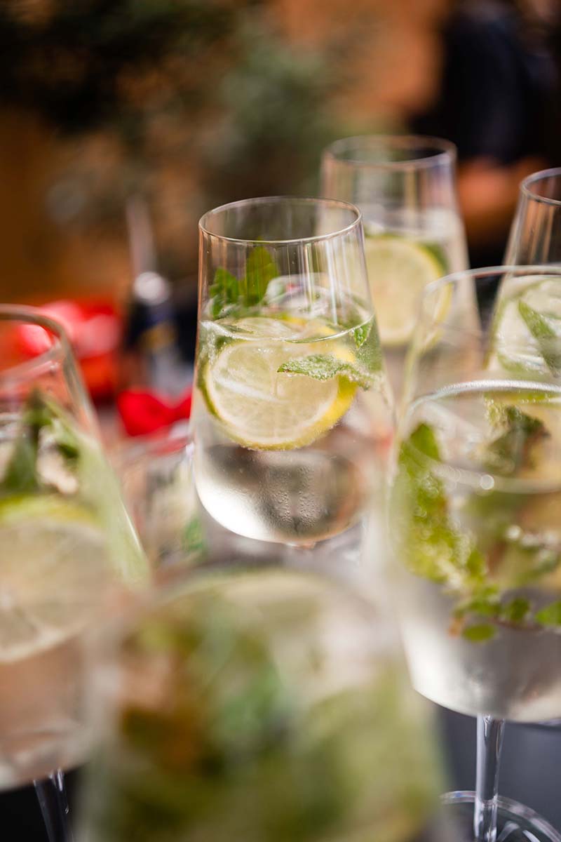 Hugo mit Limette, Minze und Eis – erfrischender Aperitif bei der Hochzeit