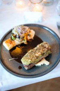 Rinderlende mit Kräuterkruste und Kartoffelvariation – Hauptgang zur Hochzeit
