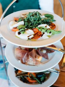 Vorspeietagere mit Tomate Mozarella, Antipasit und Parma Melone. Eine perfekte Vorpspeise im Sommer für Dein Event.