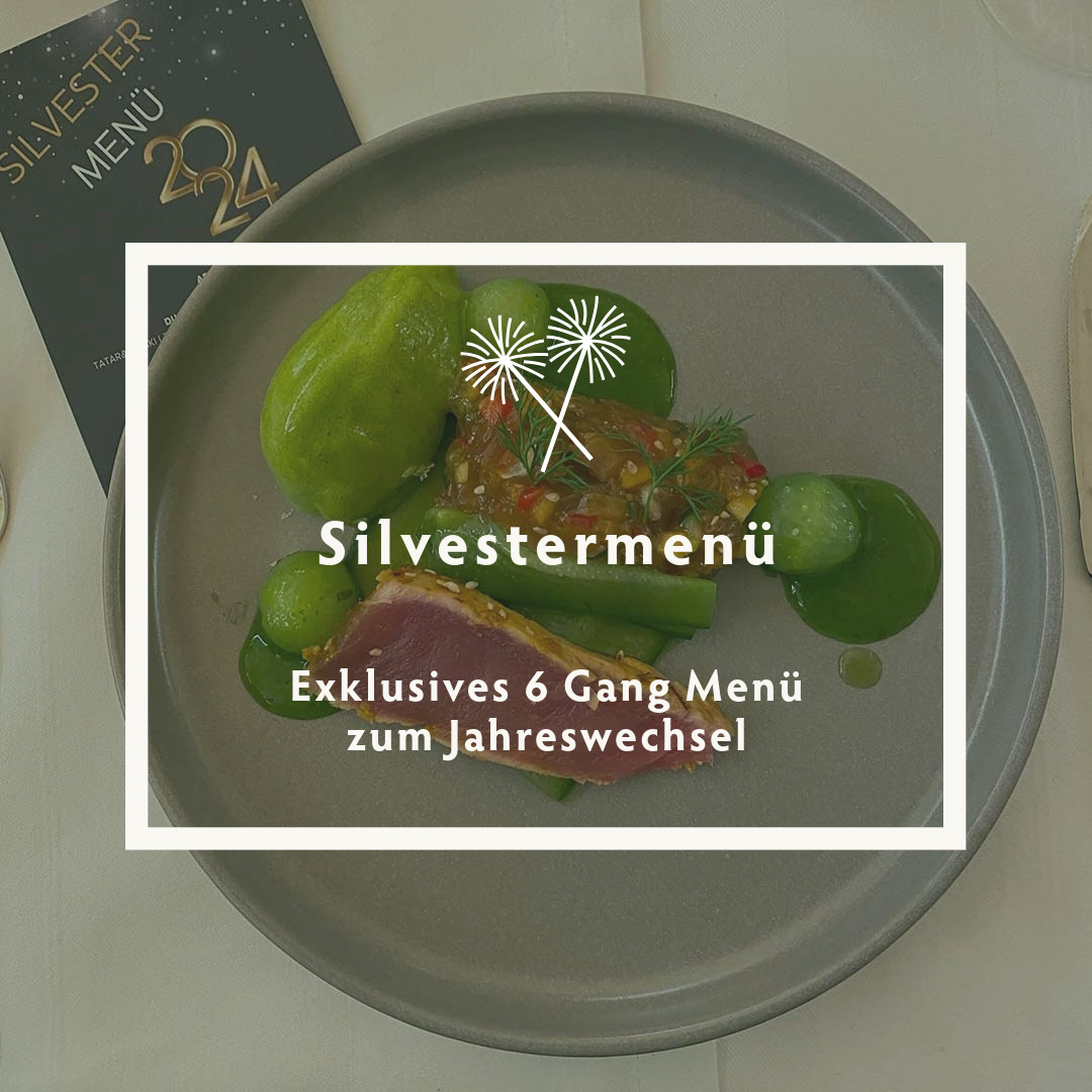Variation vom Thunfisch auf elegant angerichtetem Teller mit grünen Komponenten und Silvestermenü-Karte im Hintergrund. Textoverlay: „Silvestermenü – Exklusives 6-Gang-Menü zum Jahreswechsel“.
