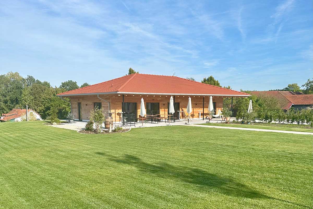 garten tagungslocation hallnberg Bungalow mit großer Gartenfläche im Landhotel Hallnberg – Eventlocation für Tagungen, Hochzeiten und Feiern.