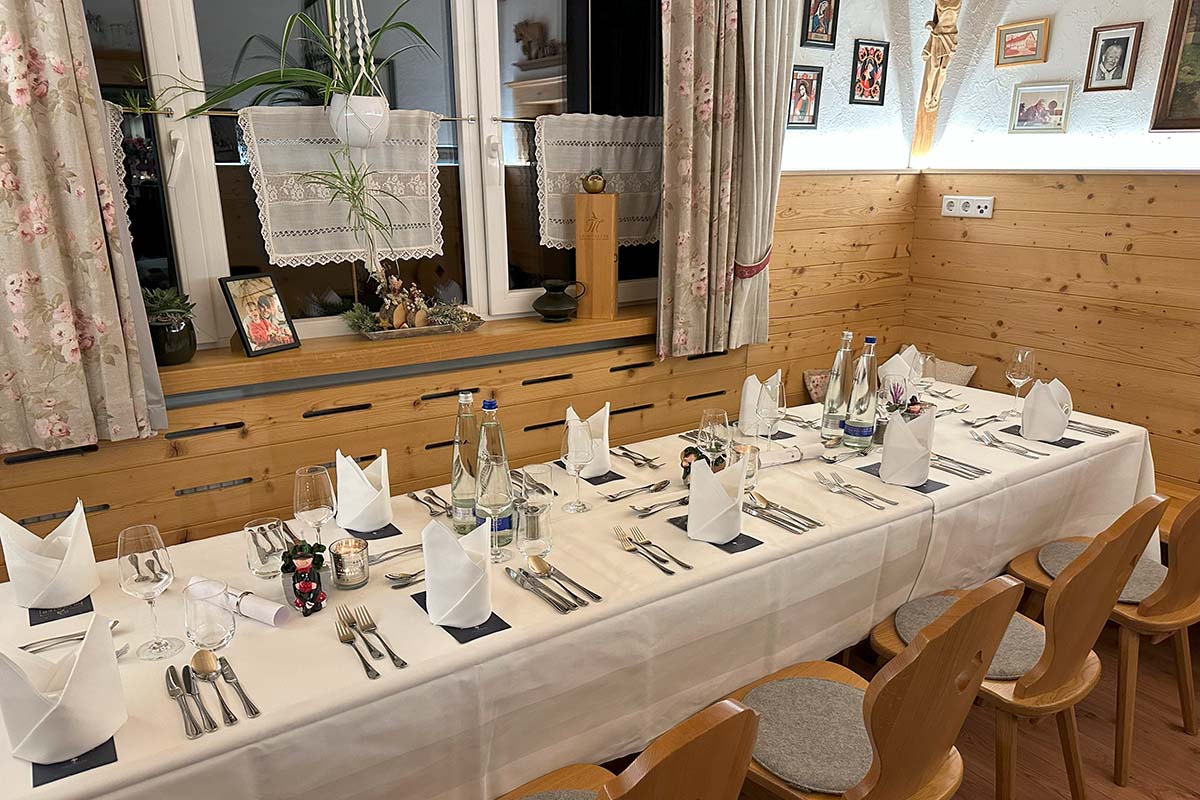 Gemütliches Stüberl im Landhotel Hallnberg mit langer Festtafel zu Silvester 2025