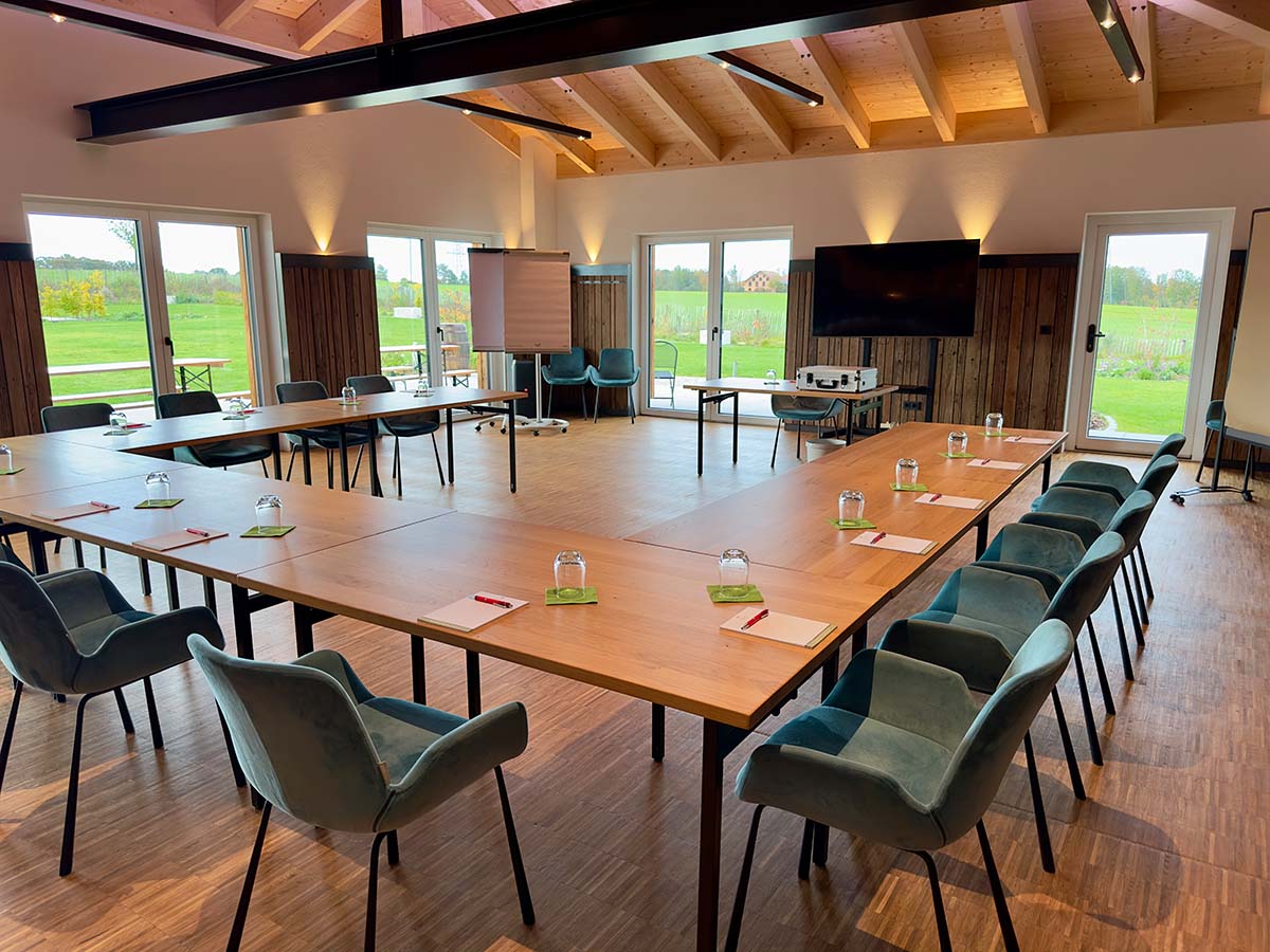 U-Form-Bestuhlung im Tagungsraum des Landhotel Hallnberg mit Blick auf den Garten