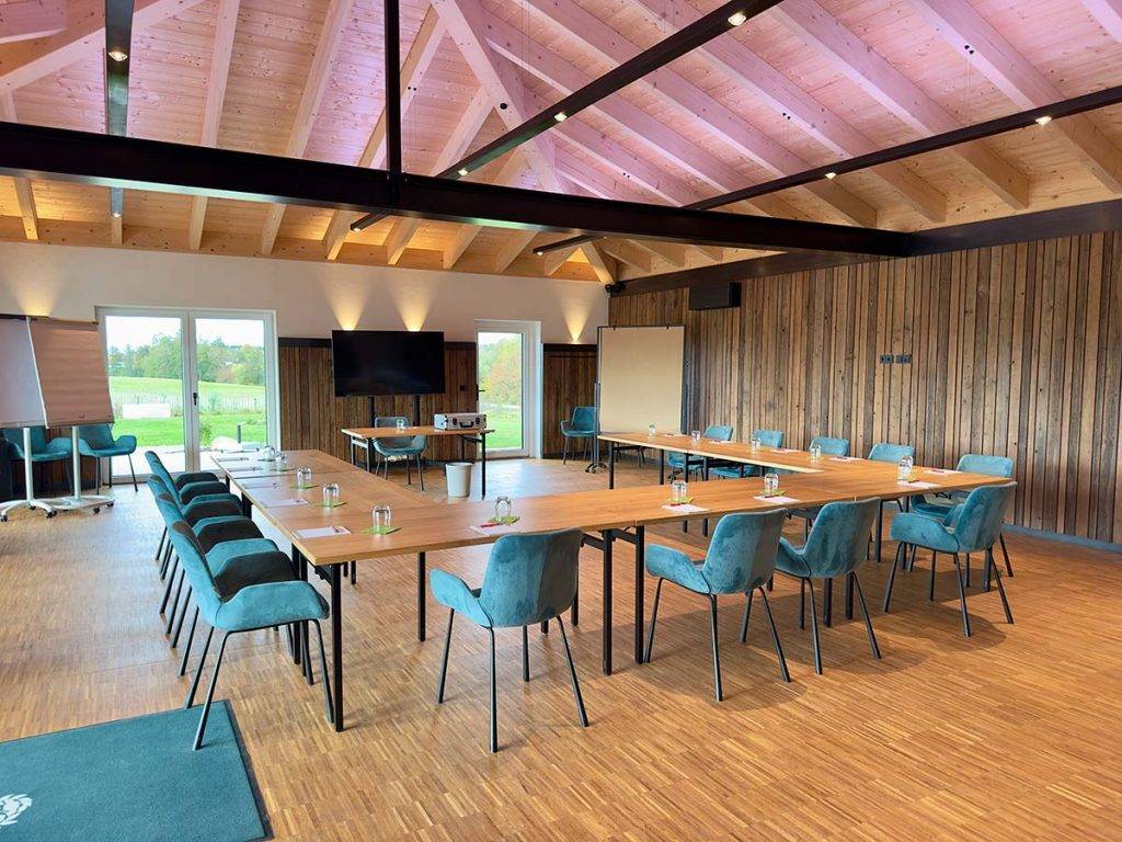 Tagungsraum im neuen Bungalow des Landhotel Hallnberg mit U-Form-Bestuhlung, Blick in den Garten