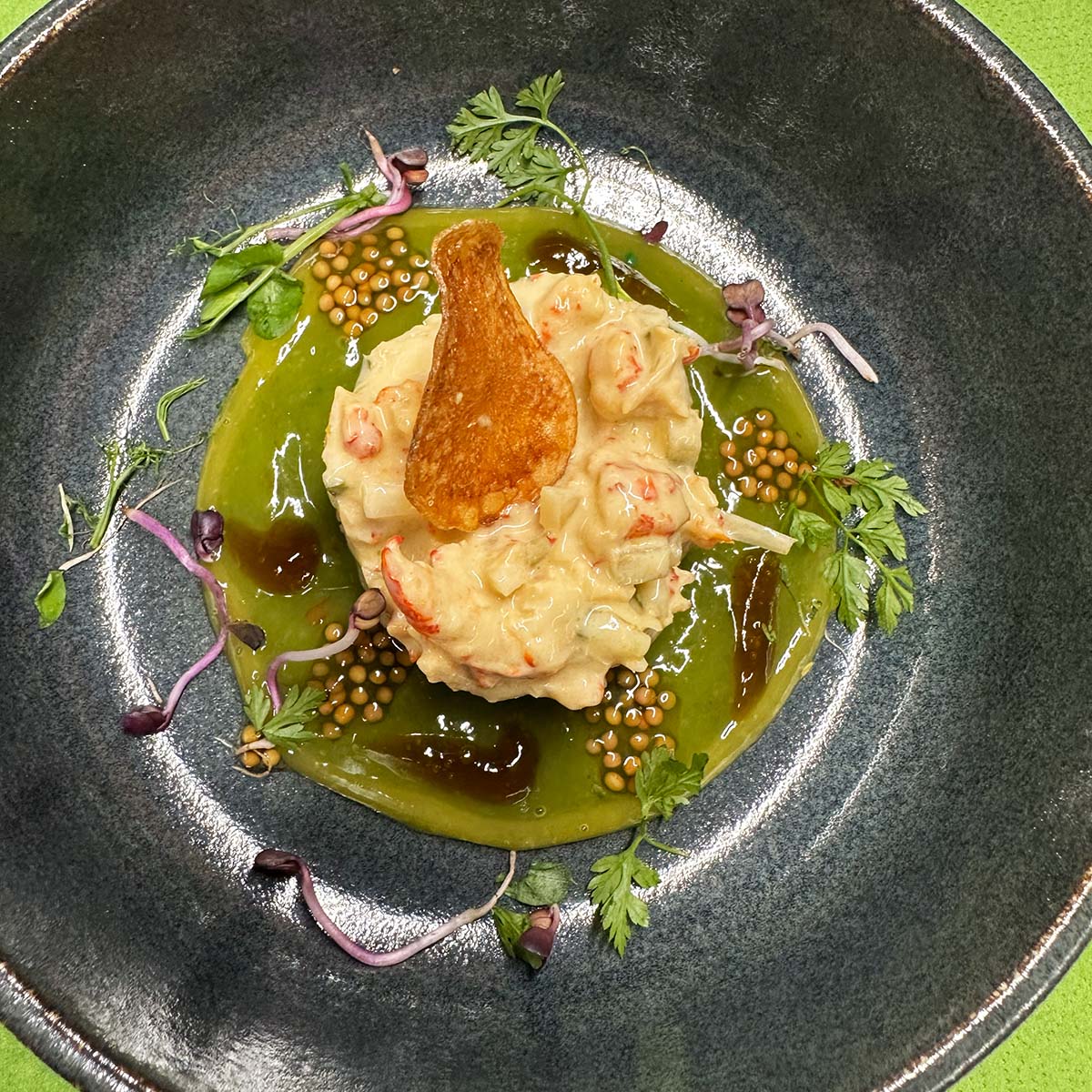 Flusskrebstatar als Vorspeise beim Business Catering in München, angerichtet mit Kräutern und Senfkaviar