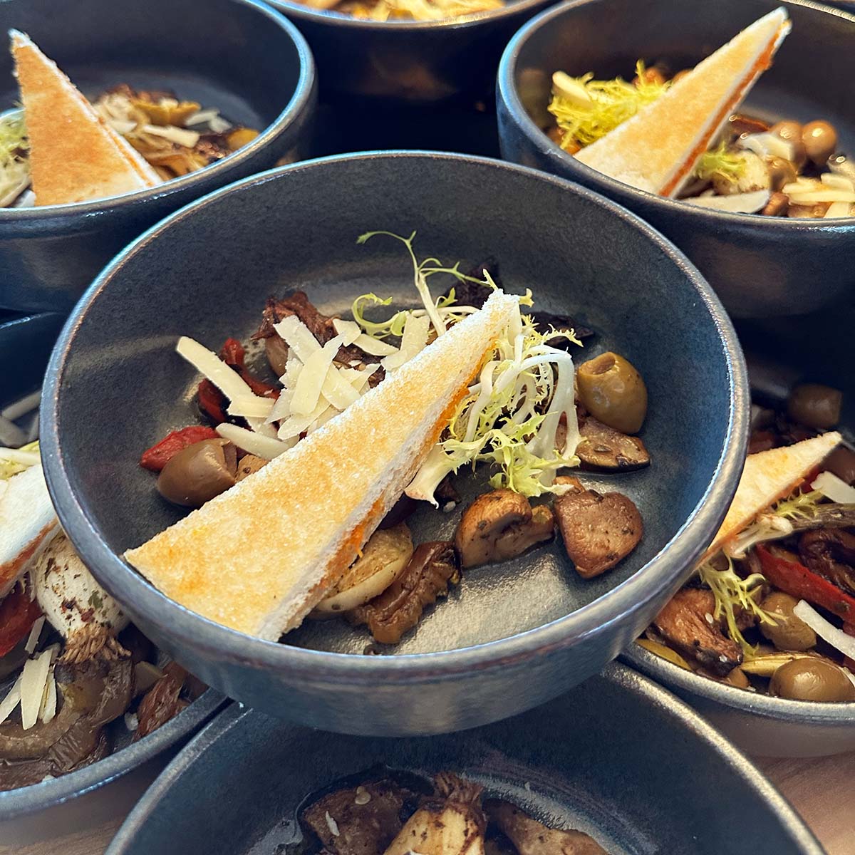 Antipasti Bowl mit gebratenem Gemüse für Easy Business Catering München