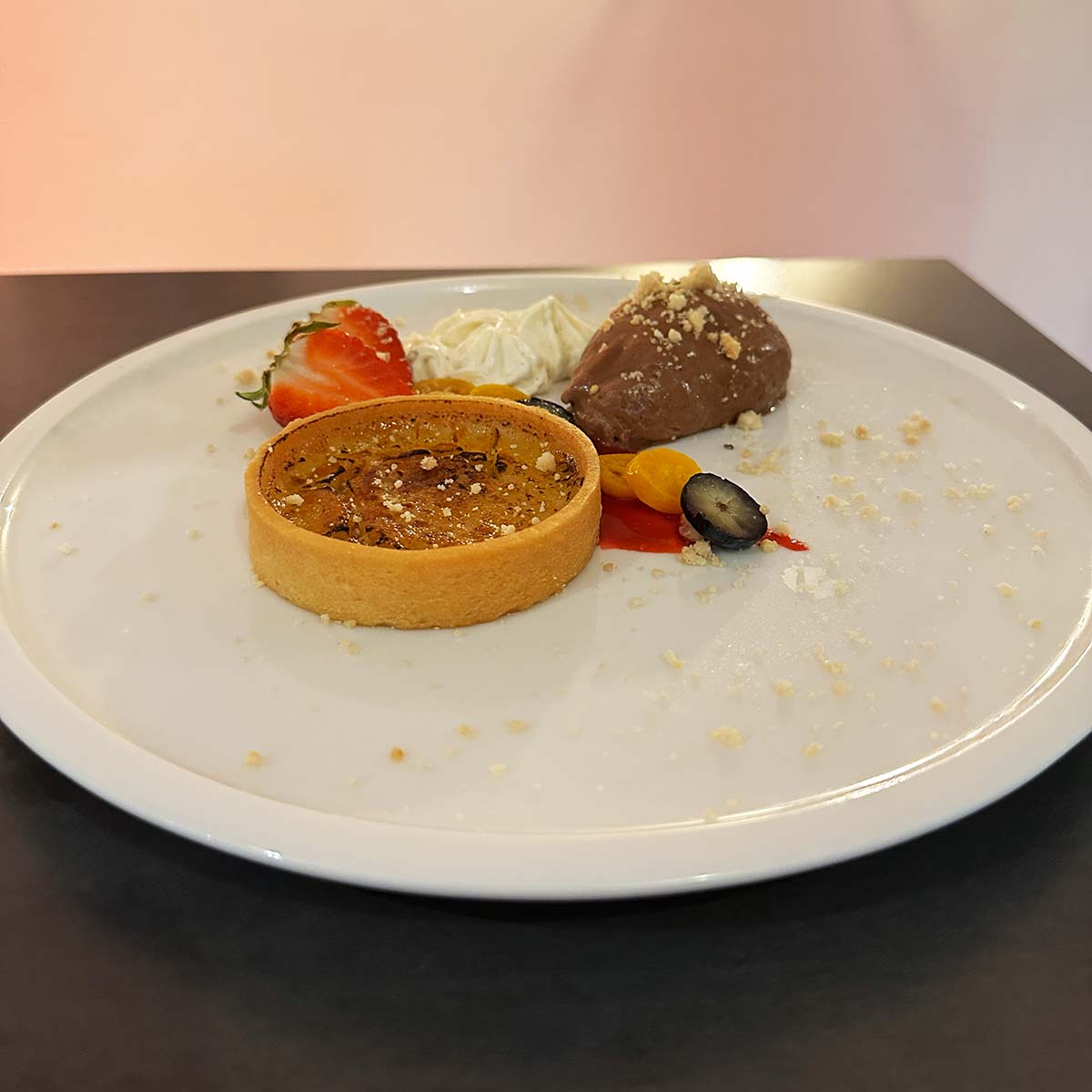 Apfeltarte mit Creme und Schokoladenmousse als Dessert beim Business Catering in München