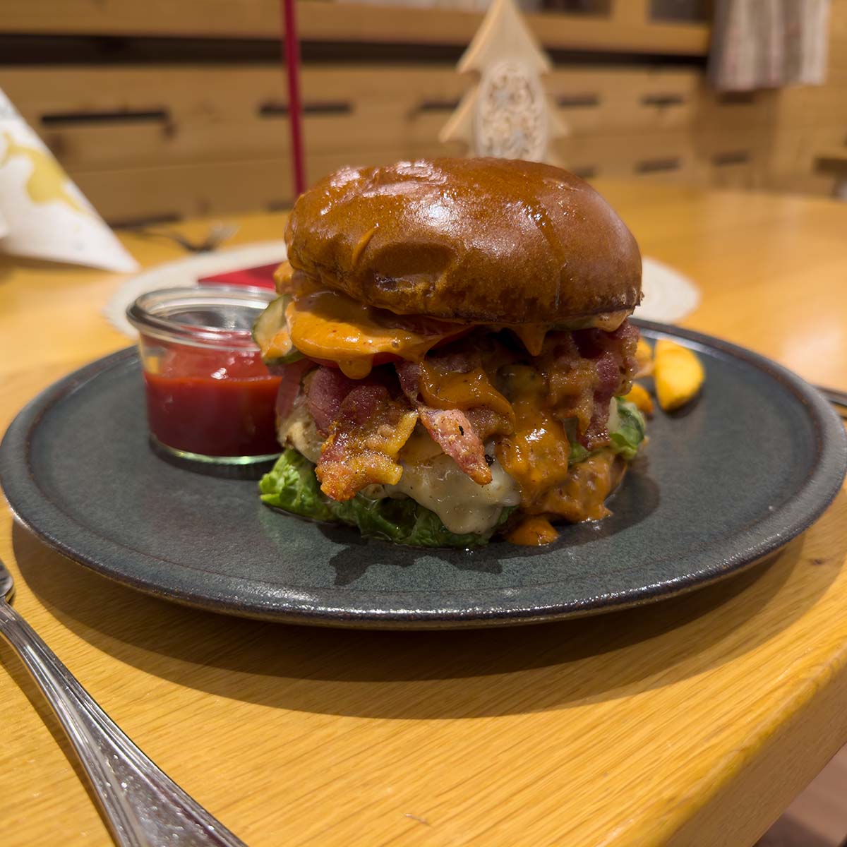 HallnBurger im Restaurant Hallnberg bei Erding – saftiger Burger mit Bacon und hausgemachter Sauce