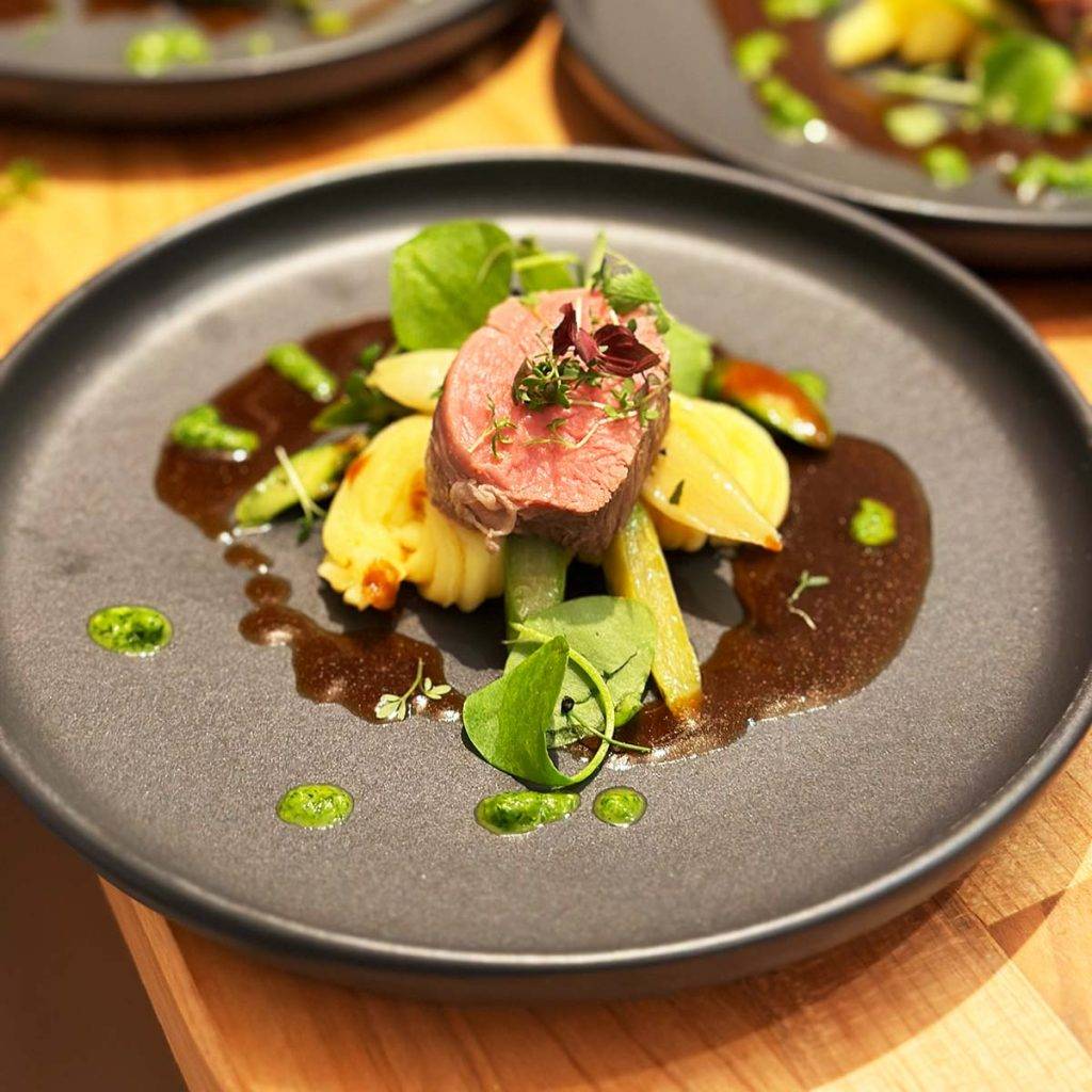 Kalbsfilet rosa gegart mit Spargel und Kartoffelpüree beim Premium Business Catering München