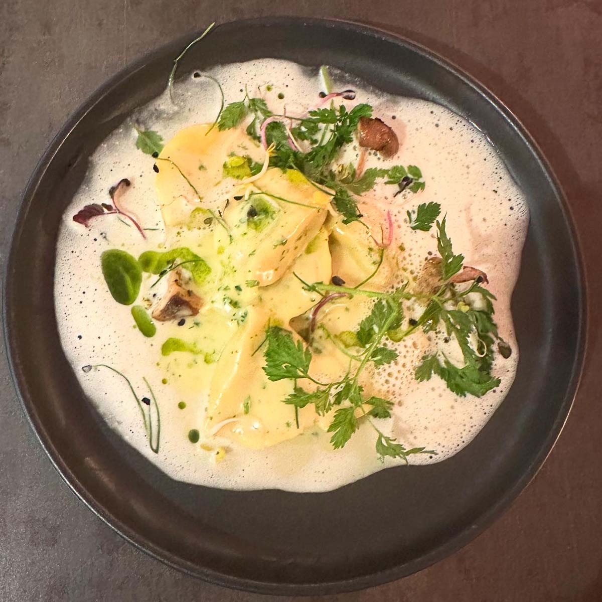 Ravioli mit Kräuterschaum als Hauptgang beim Premium Business Catering München