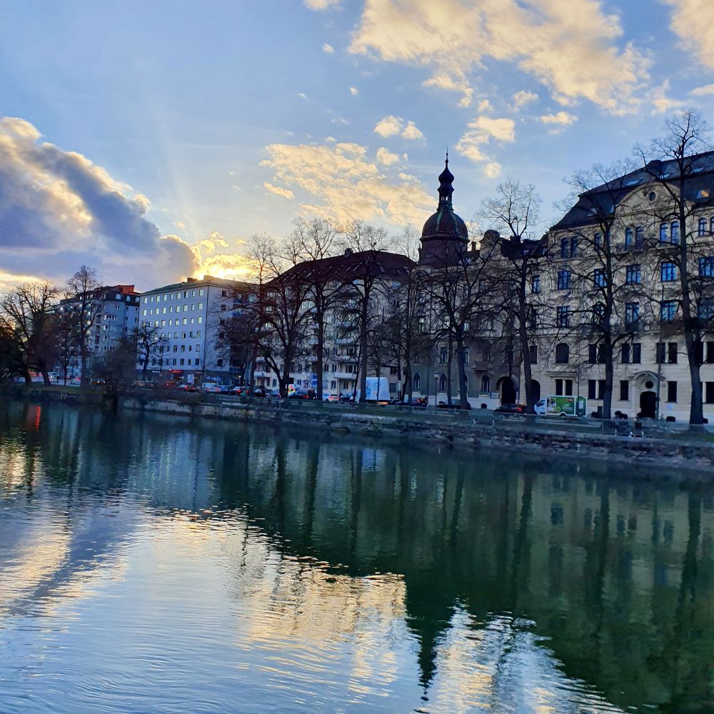 Spaziergang an der Isar in München bei Sonnenuntergang – beliebter Ausflug während eines Thermenurlaubs in der Therme Erding