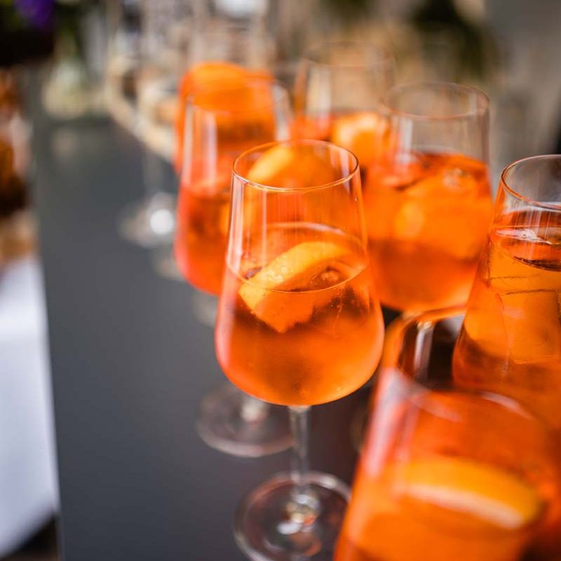 Aperol Spritz beim Hochzeitsempfang auf der Terrasse mit Blick ins Grüne im Restaurant Hallnberg