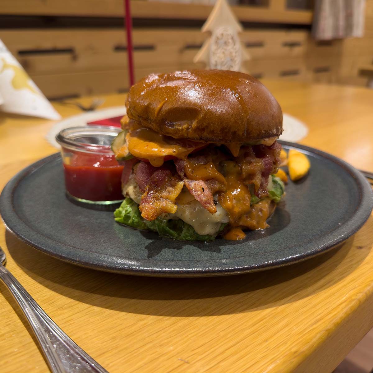 HallnBurger im Restaurant Hallnberg bei Erding – saftiger Burger mit Bacon und hausgemachter Sauce