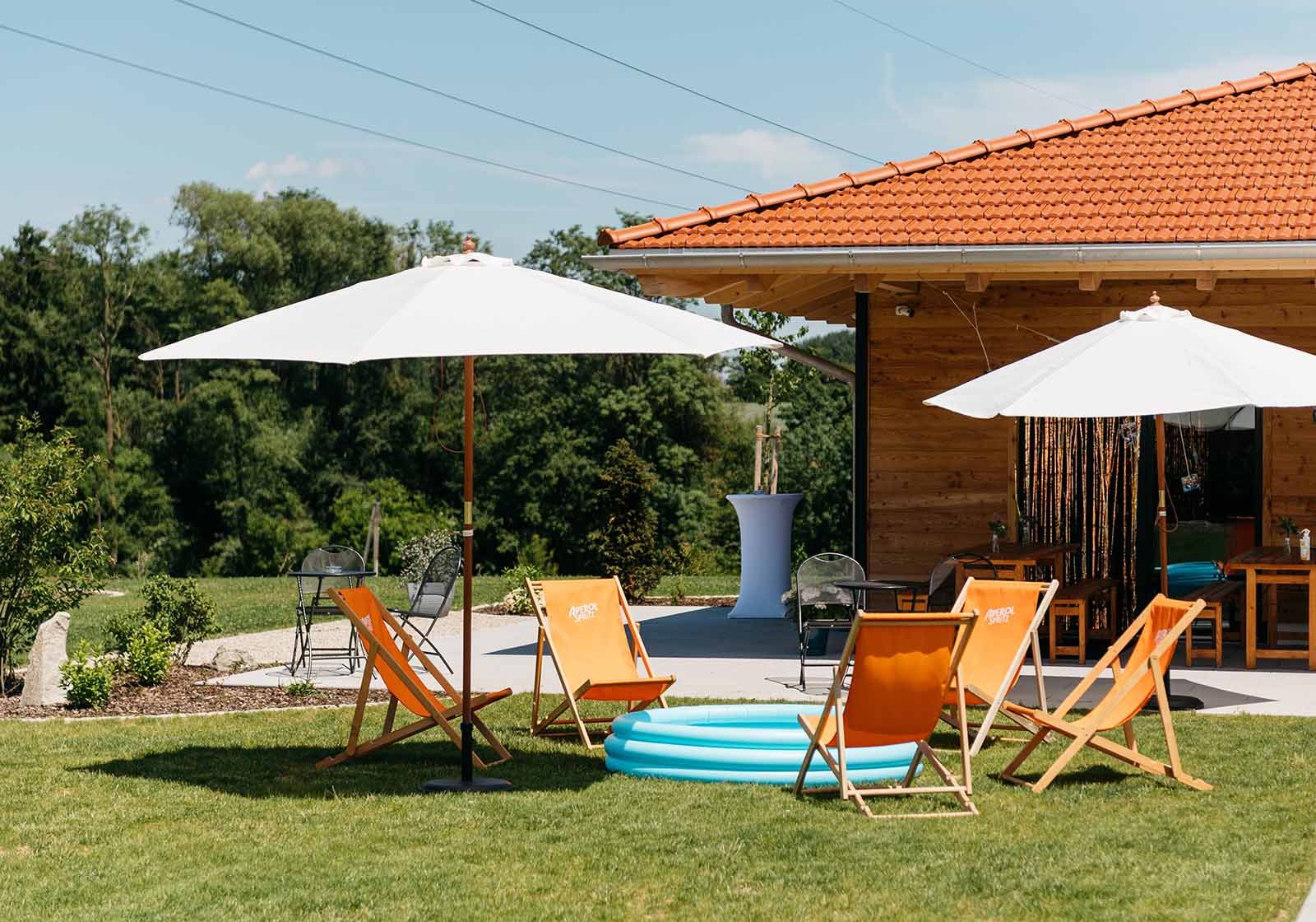 Garten und Bungalow mit Planschbecken. Perfekt für den Empfhang einer Hochzeit oder zum Abkühlen bei einer Tagunng.