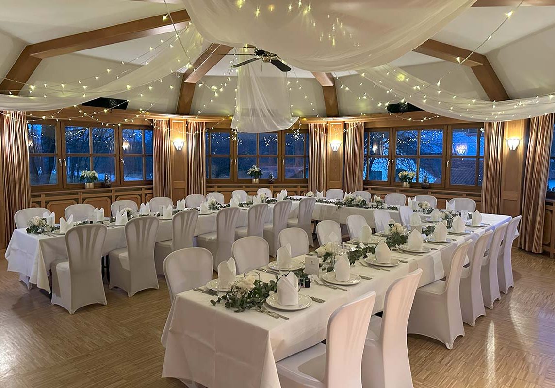 Hochzeitssaal Tannenhof in Hallnberg festlich gedeckt für Hochzeitsfeier mit 30 Personen, Winterhochzeit.