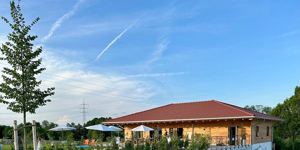 Tagungslocation mit Bungalow und großem Garten in der Nähe von Erding – für Meetings & Firmenevents bis 50 Personen