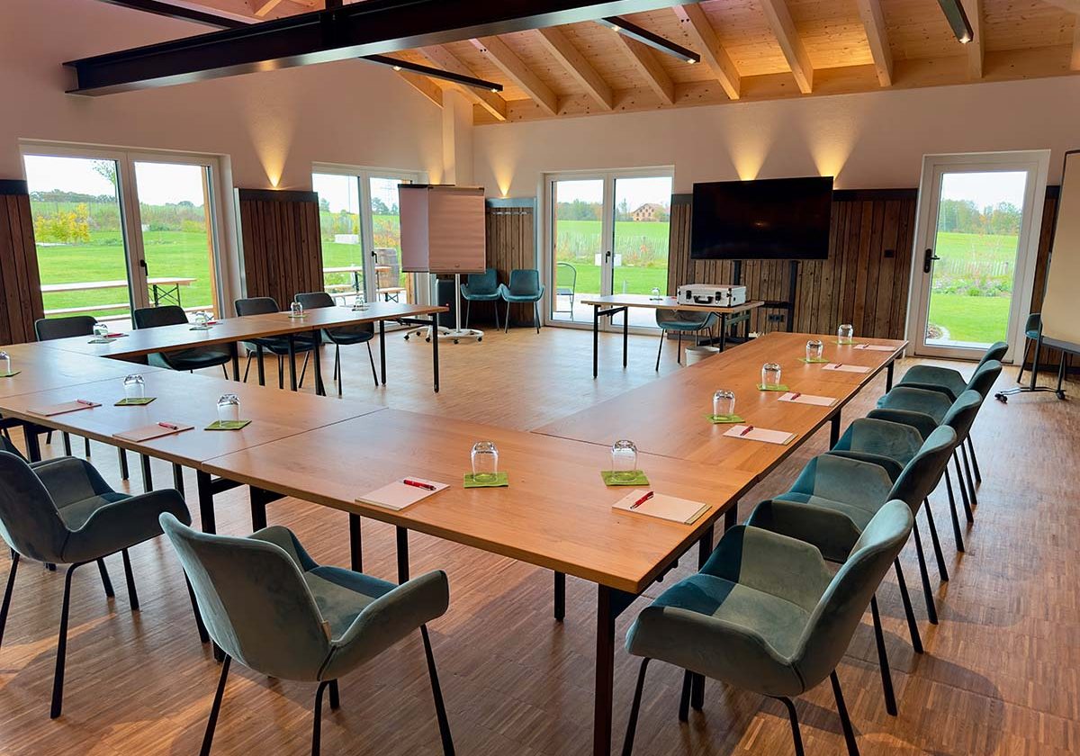U-Form-Bestuhlung im Tagungsraum des Landhotel Hallnberg mit Blick auf den Garten
