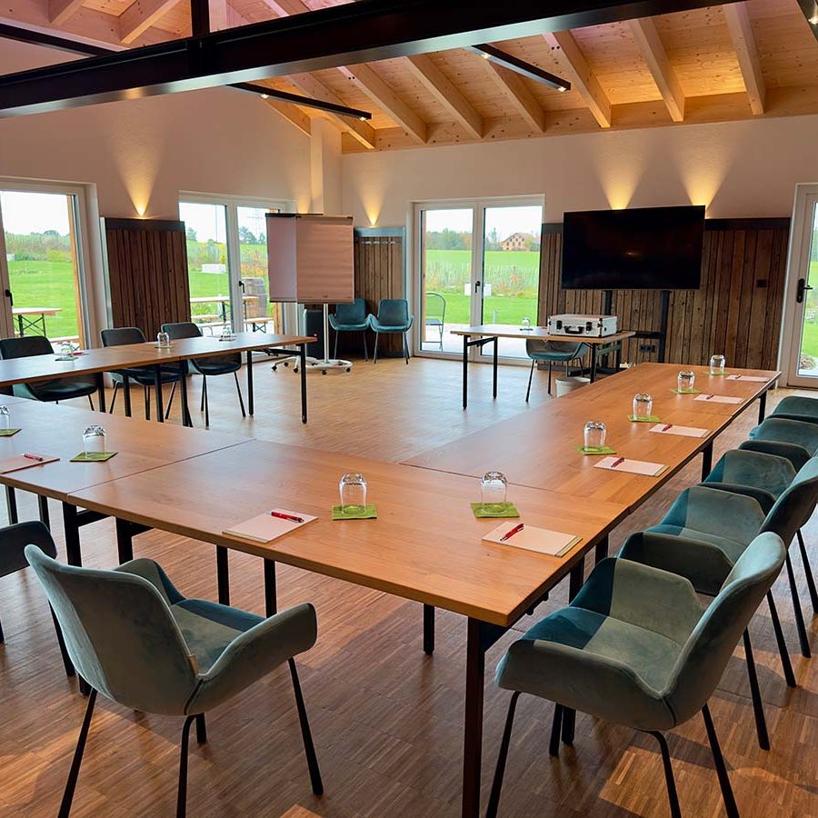 U-Form-Bestuhlung im Tagungsraum des Landhotel Hallnberg mit Blick auf den Garten