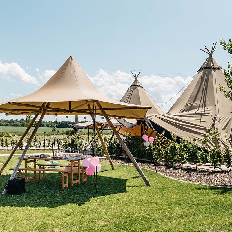 Garten Hochzeit im Tipi Zelt auf dem Gelände des Landhotel Hallnberg bei Erding und München.